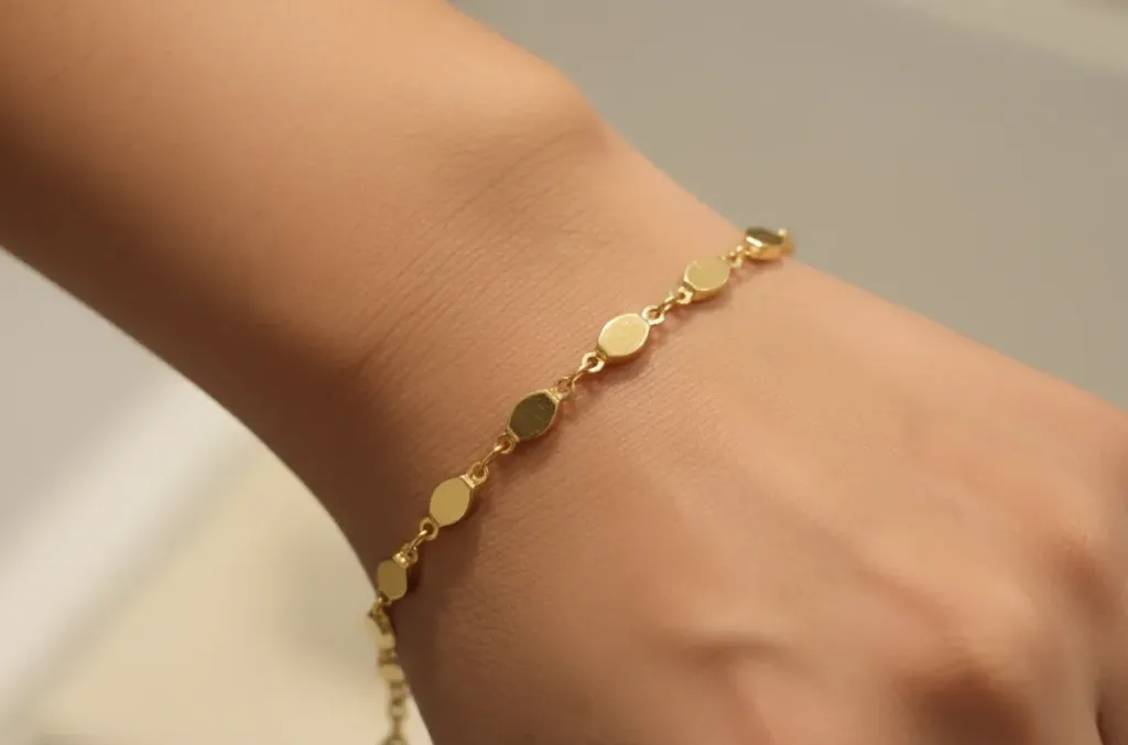 Elevate your everyday style with this elegant gold-toned bracelet, featuring a delicate chain of polished, oval-shaped links for a modern, minimalist look.